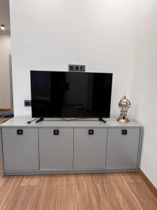 Photo de galerie - Montage et installation d’un meuble TV en kit. Assemblage soigné, portes alignées et finitions propres. Travail réalisé avec attention et précision.