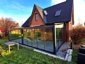 Photo de galerie - ✨ Pergola aluminium moderne sur mesure ✨   Toiture vitrée ou polycarbonate • Structure haut de gamme • Fermeture vitrée coulissante • Pose rapide et soignée • Devis gratuit ?