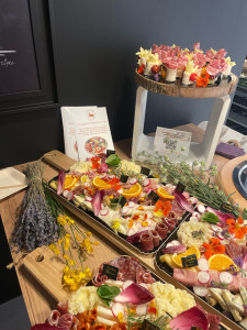 Photo de galerie - Nous avons La Fromagerie de Pertuis, nous pouvons proposer nos services pour tous les évènements, d’entreprise, baptême, mariage, anniversaire, etc.