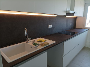 Photo de galerie - Rénovation de cuisine avec installation de profilé LED.