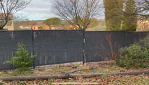 Photo de galerie - Pose de clôture rigide + occultant 