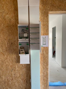 Photo de galerie - Installation d'un tableau électrique avec distribution du réseau informatique 