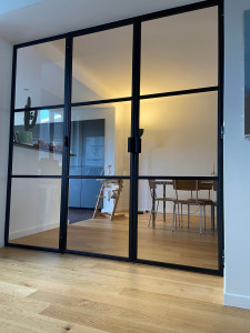 Photo de galerie - Verrière acier sur mesures - double porte vitrée avec partie latérale fixe