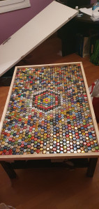 Photo de galerie - Rénovation d'une table Ikea avec capsules de bières et résine epoxy