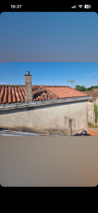 Photo de galerie - Changement de tuiles sur toit de maison (tuiles changées se trouve sur la droite)
