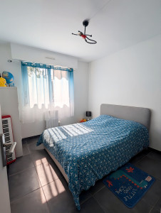Photo de galerie - Travaux de rénovation intégrale pour cette chambre en gouttelettes de base , qui a été enduite , et repeinte en blanc .