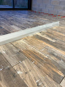 Photo de galerie - Mis à niveau de la chape à l’aide d’un reagreage fibré et posé de carrelage 60/20