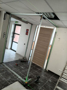 Photo de galerie - Réalisation de cloisons en plaques de plâtre avec ossature métallique. Création de séparations intérieures, pose des rails et montants, préparation pour la finition et intégration des passages techniques. Travail précis et conforme aux normes.