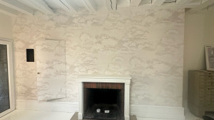 Photo de galerie - Préparation murs en enduit et pose du papier peint et mise en peinture les boiseries 