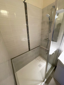 Photo de galerie - Rénovation salle de bains, suppression d’une baignoire et mis en place d’un receveur de douche, parroie et faïence 
