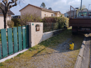 Photo de galerie - Nettoyage d'un muret avec produits rénovateur 