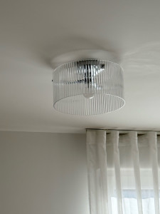 Photo de galerie - Fixation triangle de rideau et lustre 