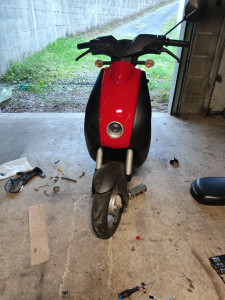 Photo de galerie - Réparation scooter carbu pipe d'admission boîte a clapet faisceau électrique et peinture carénage 