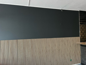 Photo de galerie - La couleur noire sur ce mur crée une ambiance élégante et sophistiquée ?