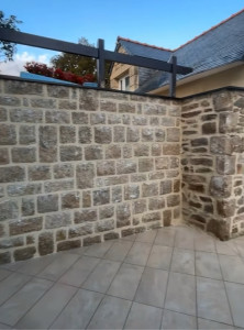 Photo de galerie - Réalisation des joints de pierre pour redonner vie à cette façade de terrasse 