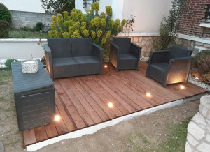 Photo de galerie - Création d'une terrasse extérieur, posée sur palettes et parpaing. Création de points lumineux avec spots encastrés au sol.