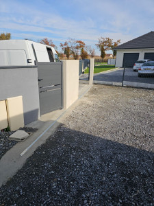 Photo de galerie - Confection de petite muret putot support pour portail coulissant et semelle en béton armée 