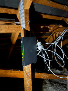 Photo de galerie - Installation d'un système de vidéosurveillance multi-bâtiments : mise en place de 2 switchs PoE reliant les caméras de chaque bâtiment au NVR centralisé. SoniELEC conçoit des infrastructures réseau et sécurité adaptées aux sites complexes.