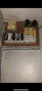 Photo de galerie - AVANT remise aux normes tableau électrique 
