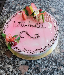 Photo de galerie - Réalisation d'un gâteau pour un anniversaire 