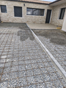 Photo de galerie - Début de coulage d'un béton lavé 