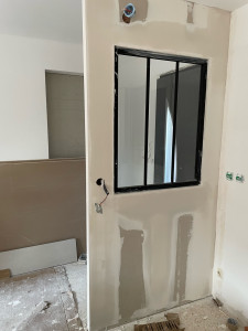 Photo de galerie - Création cloison vitrée/ pour une entrée plus lumineuse 
