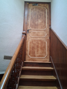 Photo de galerie - Ponçage et vernis sur porte d'entrée et marches en bois