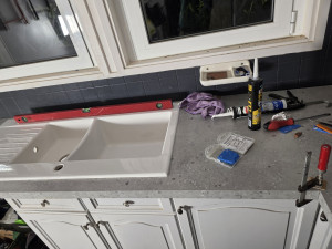 Photo de galerie - Installation du plan de travail, du lave-vaisselle et de la plaque de cuisson électrique