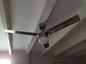 Photo de galerie - Installation d'un ventilateur de plafond avec éclairage sur télérupteur et commande murale lumière et vitesse de rotation.