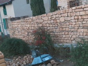 Photo de galerie - Réalisation d'un mur en pierre avec joint mortier.