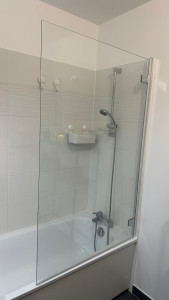 Photo de galerie - Pose d'un pare-baignoire. 