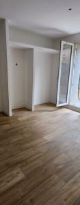 Photo de galerie - Pose de parquet chambre avec création de penderie et peinture générale soignée 