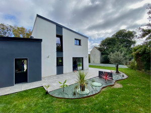 Photo de galerie - Réalisation d’une terrasse sur plots et d’un massif arborés pour masquer une micro-station. (manque des gravillons blancs sur le bâchage)