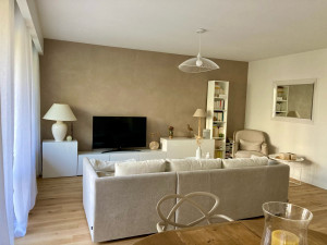 Photo de galerie - Rénovation d’un appartement plafond blanc mat, murs blanc cassé velours , enduit décoratif , parquet flottant chêne 