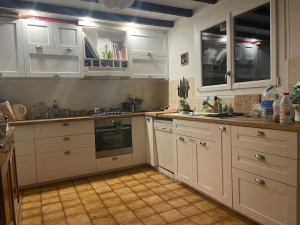 Photo de galerie - Montage de meuble en kit 
Découpe plan pour évier et plaque dans un plateau chêne de 3,5cm
Installation , création de coffre pour la hotte 
Saignée pour pose de prises 6  + four , lave vaisselle + frigo et raccordement au tableau électrique 
Pose de led 
