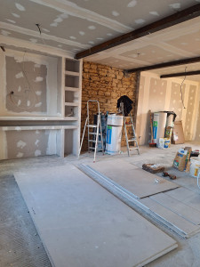 Photo de galerie - Récupération d'une partie du mur de taille / création d'un meuble tv types ba13 / isolation et plaquage complet pour cette grande pièce de vie . ♠️??