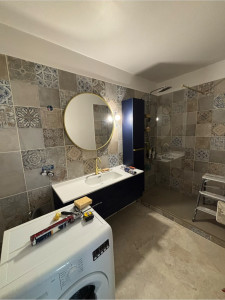 Photo de galerie - Salle de bain complète -carrelage - peinture -sol pvc - préparation des surfaces - peinture murs et plafond
