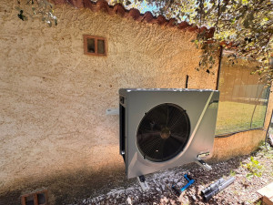 Photo de galerie - Pose pompe à chaleur piscine avec raccordements hydriques, électricité, modification du tableau électrique du local technique