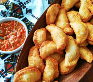 Photo de galerie - Pastels: viande hachée ,sauce tomate, trio de poivrons . pâte faite maison 
