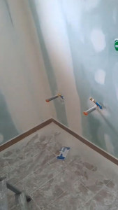 Photo de galerie - Ponçage de murs pour préparer la surface avant la finition (peinture ou tapisserie).