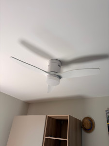 Photo de galerie - Installation et fixation d’un ventilateur de plafond, avec raccordement et mise en service.