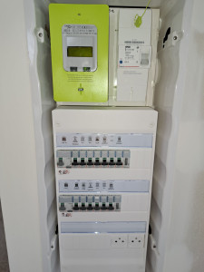 Photo de galerie - Remplacement complet du vieux disjoncteurs général et du tableau électrique. 