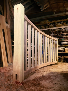 Photo de galerie - Reproduction à neuf de plusieurs sections tordues de gardes-corps traditionnels basques en bois exotique.