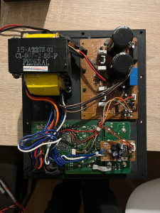 Photo de galerie - Diagnostic et changement des composants d’une carte électronique d’un caisson de basse. 