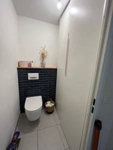 Photo de galerie - Pose d’un WC bâti support et réalisation du coffre en placo avec habillage carrelage / bois