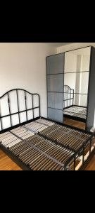 Photo de galerie - Armoire Pax portes coulissantes et un lit 