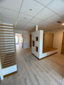 Photo de galerie - Pose d’un meuble d’accueil 