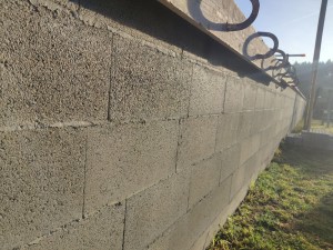 Photo de galerie - Création d'un mur de clôture de 38m de longueur par 1m50 de hauteur avec bien entendu joints de dilatations, poteaux et arrase/couvertines.