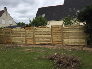 Photo de galerie - Arrachage d'une haie, terrassement, pose d'une clôture bois avec plots de fondation. 