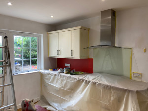 Photo de galerie - Peinture interieure murs et plafonds blanche et bande rouge pour une cuisine